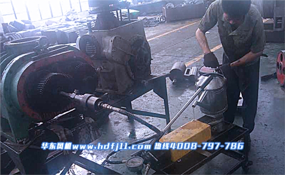 羅茨風(fēng)機(jī)齒輪拆卸注油.jpg 羅茨風(fēng)機(jī)齒輪拆卸注油.jpg